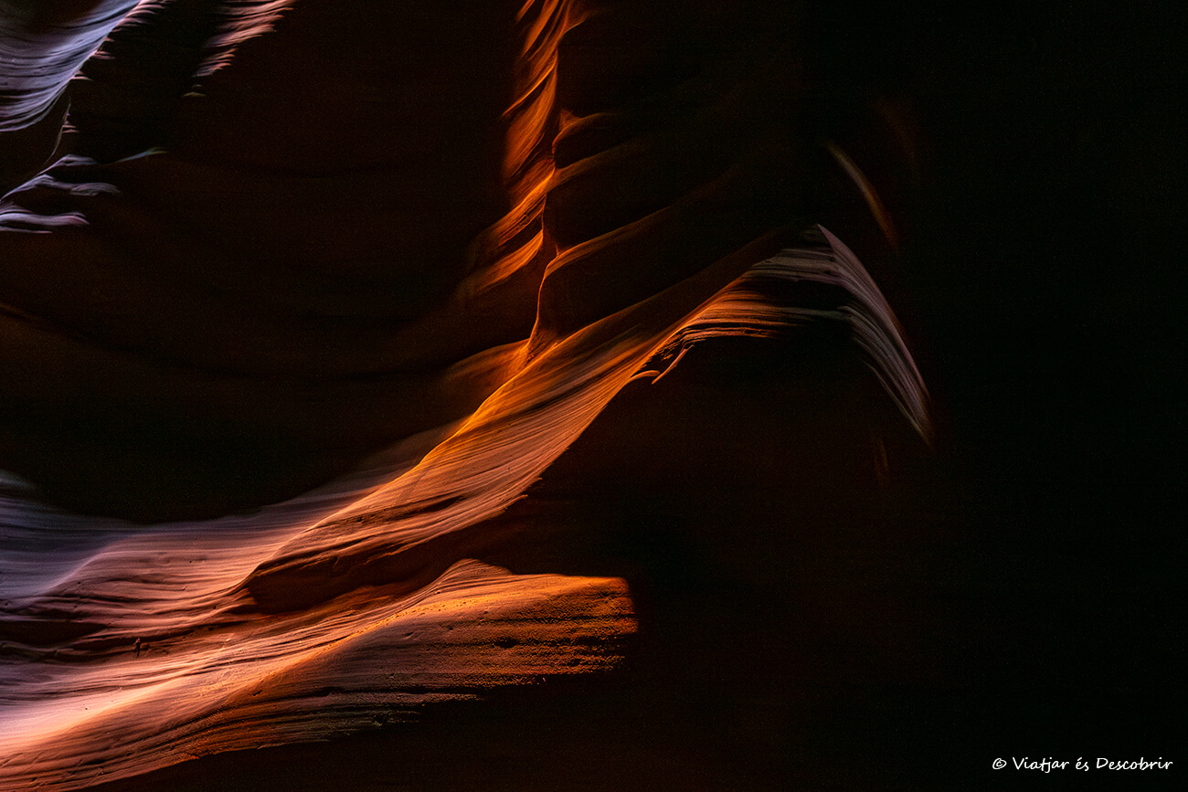 sombras y luz anaranjada en el interior del Antelope Canyon