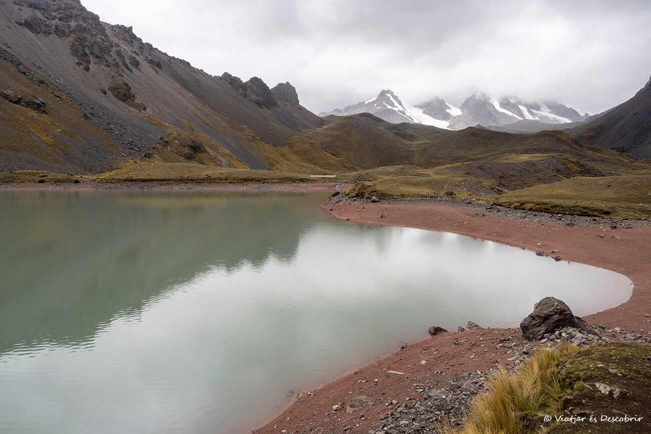 lago de alta montaña en los Andes peruanos