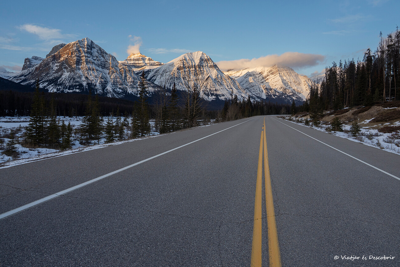 carretera entre montañas por las que conducir en Canadá durante una Working Holiday Visa