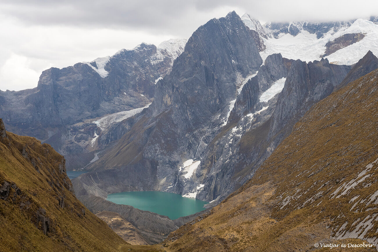 laguna turquesa durante el trekking por la cordillera del Huayhuash